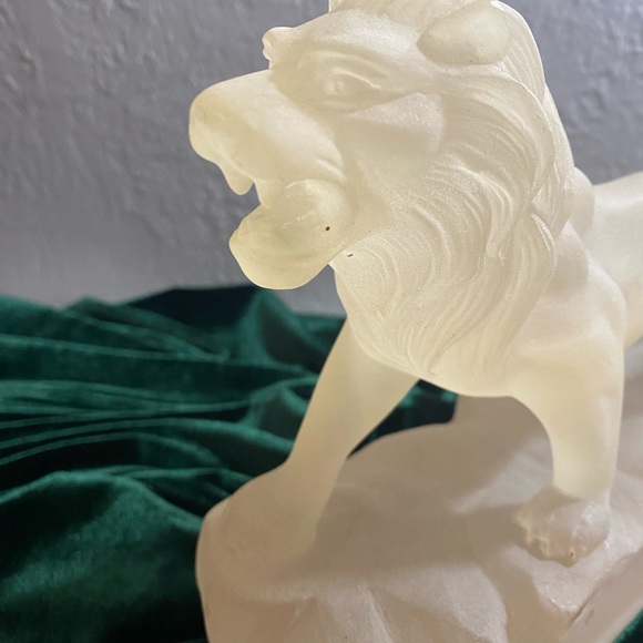 Vintage Frosted Resin Lion W/engravable plaque- it’s heavy. - Picture 11 of 15